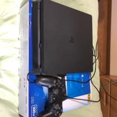 【送料込み・即日発送PlayStation®4 ジェット・ブラック 500GBのサムネイル