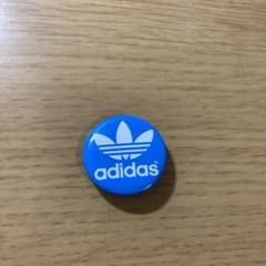 adidas ロゴ 缶バッジ 青のサムネイル