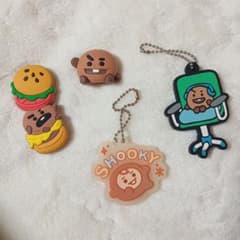 BT21 SHOOKY 키링 2 장과 자석 세트