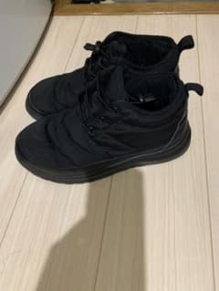 黒のスニーカー 軽量 トレッドソールのサムネイル