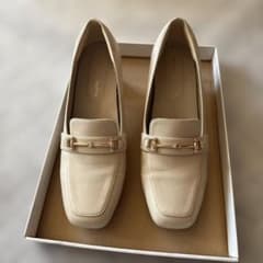 ベージュ レザー バンド付きローファー ヒール5cm