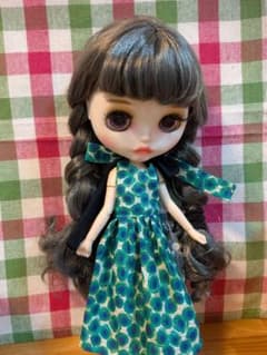 リバーシブルワンピース　緑ベースの花柄とブラック　アイシードール　アウトフィットのサムネイル