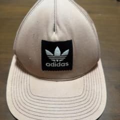 adidas ベージュ キャップ ロゴパッチ付きのサムネイル