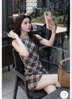 체크 무늬 민소매 원피스 베이지