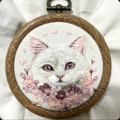 ハンドメイドミニ刺繍フレーム ピンクの花と白猫 - メルカリ