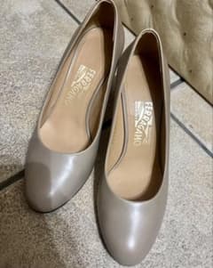 未使用近い♡ Ferragamo ベージュパンプス 中ヒール フェラガモ 24