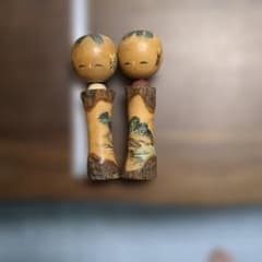 ま*み様 木製オリジナルこけしとオリジナル絵画セット（by ShuzSaya/絵 創作こけし 2体セット 銘入り 風景画(高さ15．5センチ) - メルカリ