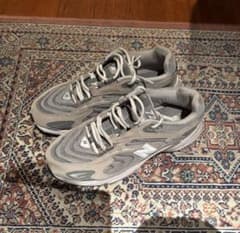 New Balance 725 グレー スニーカーのサムネイル