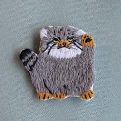 手まねきマヌルネコ 刺繍ブローチのサムネイル