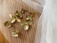 ゴールド 花デザイン イヤリングのサムネイル