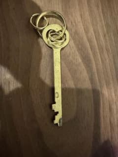 PIGUS 真鍮製 キーホルダー 鍵型のサムネイル