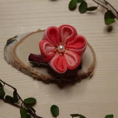 つまみ細工の髪飾り(ブローチ)薄オレンジのサムネイル