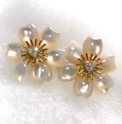 マザーオブパールダイヤフラワークローバーピアスイエローゴールド
