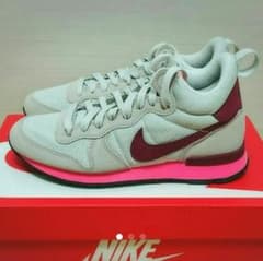 aiko着 NIKE インターナショナリスト MIDのサムネイル