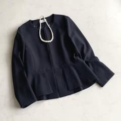 BARNEYS NEWYORK ペプラム ノーカラー ジャケット ネイビー 40 BARNEYS NEWYORK ペプラム ノーカラー ジャケット ネイビー 40 - メルカリ