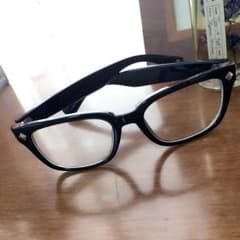 黒縁メガネのサムネイル