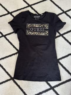 GUESSゲス ブラック ヒョウ柄 Tシャツ XSのサムネイル