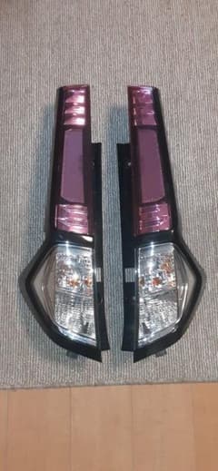 M900A　LEDテールランプ　タンク　ルーミー　トール　ジャスティ　純正　左右のサムネイル