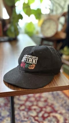 Quake City COMFORTABLY DIFFERENT キャップのサムネイル