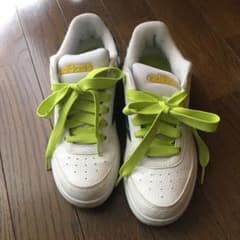 adidasスニーカーのサムネイル