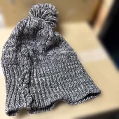 グレー ポンポン付き ニット帽