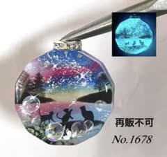 レジン/幻想の夜空と子猫達 ジャスミン 蓄光 オルゴナイトネックレス