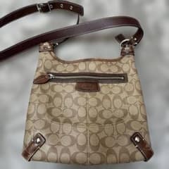 Coach ショルダーバッグ ベージュ ロゴ柄のサムネイル