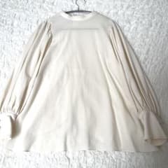 【美品】BEARDSLEYパフスリーブブラウス ベージュ　ゆったり 美品】BEARDSLEYパフスリーブブラウス ベージュ ゆったり - メルカリ