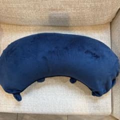 ダークブルー ハーフムーン型クッションのサムネイル