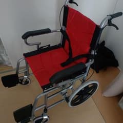 赤いメッシュ介助用車椅子のサムネイル