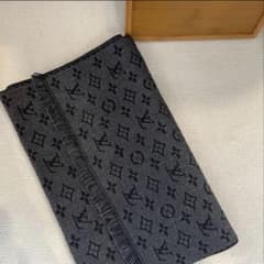 louis vuitton ストール濃い灰色です 男女兼用のサムネイル
