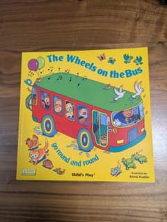 The Wheels on the Bus 洋書 絵本のサムネイル