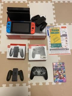 任天堂スイッチ本体（保証書付）＋別売コントローラー2個、マリオカートのサムネイル