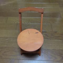 人形やぬいぐるみを置く折りたたみ椅子のサムネイル