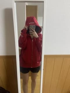 ENVYM レッド フード付きパーカー 袖プリントのサムネイル