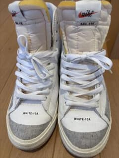 Nike Blazer Mid 77 スニーカー左右非対称カラーのサムネイル