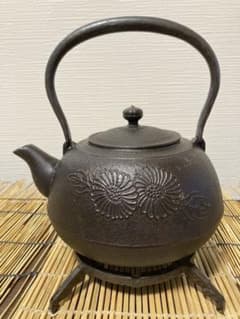 【新入荷！使用歴浅、ＵＳＥＤ品】南部宝星堂 霞地菊文様 １.８ℓ大型鉄瓶南部鉄瓶のサムネイル