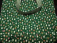 ハンドメイド　ビッグトートバック　ルシアン　キラキラモミの木柄　サンタクロースのサムネイル