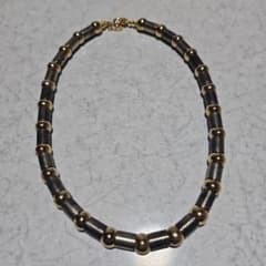 グレーと金のチョーカータイプのネックレス