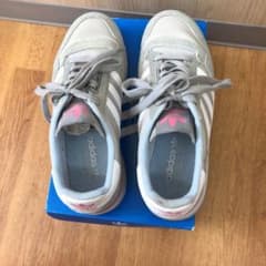 adidas スニーカーのサムネイル