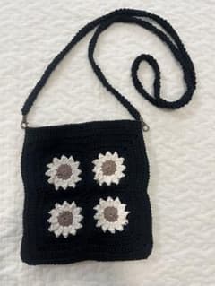 お花のポシェット　ミニショルダー　グラニースクエア　ハンドメイド　かぎ針編みのサムネイル