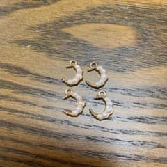 月パール4つ　ピアス イヤリングのサムネイル