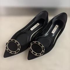 ［美品］DIANA ブラック チェーン パンプス 22.5cmのサムネイル