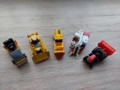 トミカ 働く車9台！！トラクターと荷台付きトラックたちのサムネイル