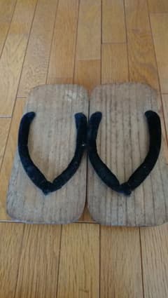 木製下駄 黒い鼻緒