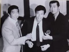 石原裕次郎　渡哲也　舘ひろし　直筆サイン入り豪華額 Yahoo!オークション -「渡哲也 サイン」の落札相場・落札価格