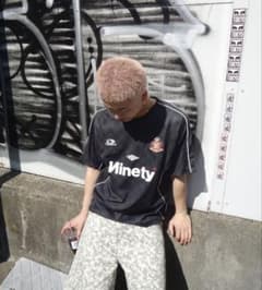 Ninety エンブレム半袖Tシャツブラックのサムネイル