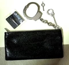 cuffs カフスバイリンツ クラッチバッグ 手錠 チャーム キラキラ クロス cuffs カフスバイリンツ クラッチバッグ 手錠 チャーム キラキラ