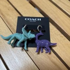 COACH ダイナソーミスマッチピアス - メルカリ