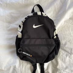 NIKE ジュニア　黒　リュック　キッズ　子どものサムネイル